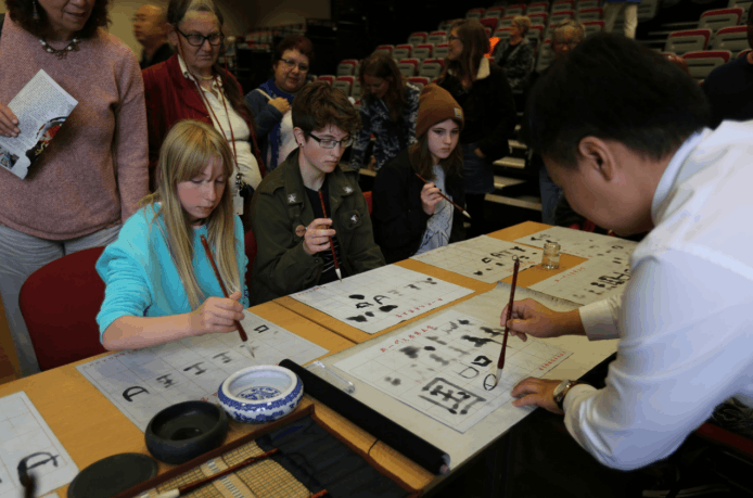中国传统文化交流活动在英国:老外学太极写书法